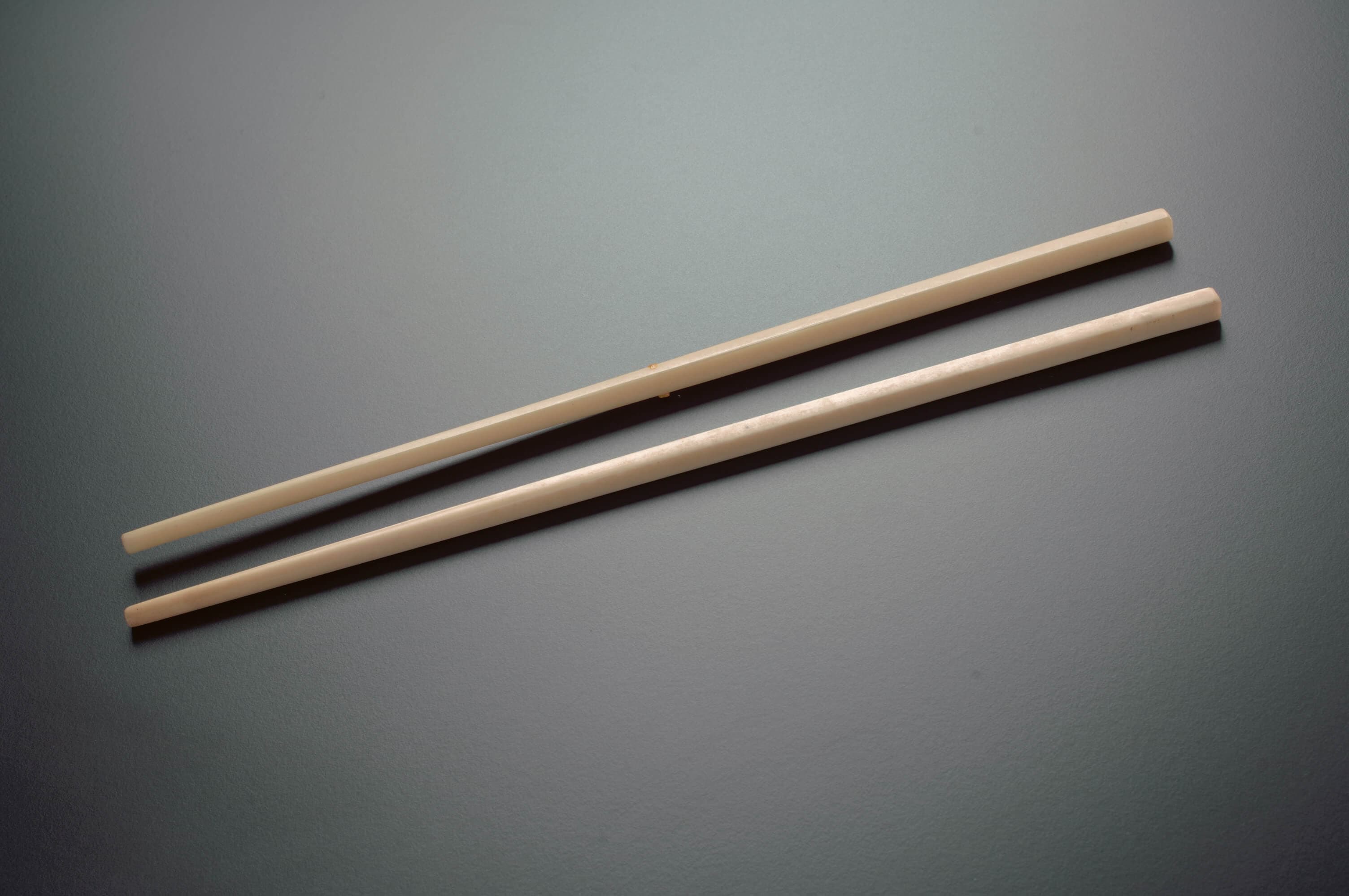 <a href="https://www.roots.gov.sg/Collection-Landing/listing/1072808"><strong>Pair of plastic chopsticks<br>
</strong></a>1960s<br>
2006-01401