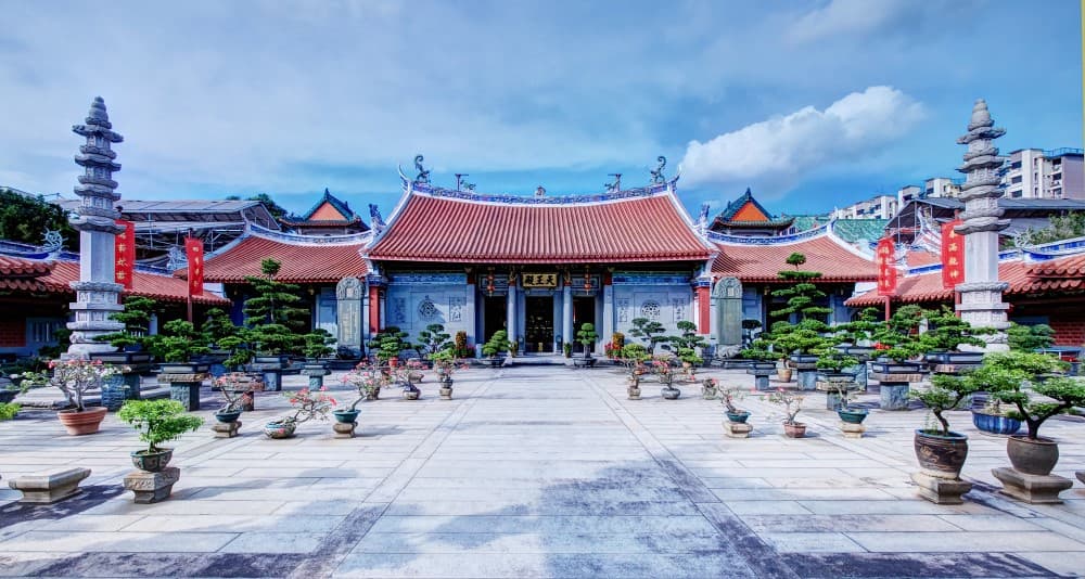 Completed in 1909, Lian Shan Shuang Lin Monastery is the oldest Buddhist monastery in Singapore and includes the Hall of Celestial Kings and Mahavira Hall, which were collectively gazetted as a National Monument in 1980. The monastery compound also houses Shuang Lin Cheng Huang Temple, which is a Taoist temple managed by the Buddhist monks of the monastery.