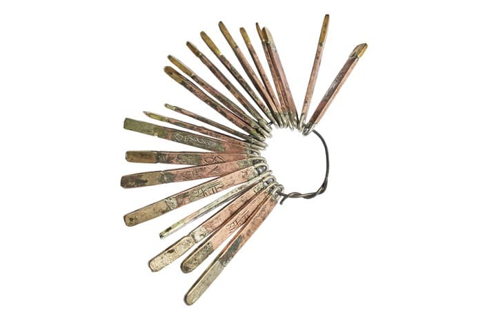 <span>Sampel emas dengan ketulenan yang berbeza-beza ini digunakan untuk menyemak silang keputusan daripada ujian batu uji.</span>