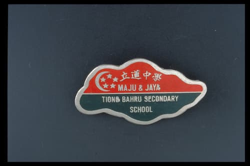 <strong>School badge of Tiong Bahru Secondary School</strong><br>
Metal<br>
Collection of the National Museum of Singapore