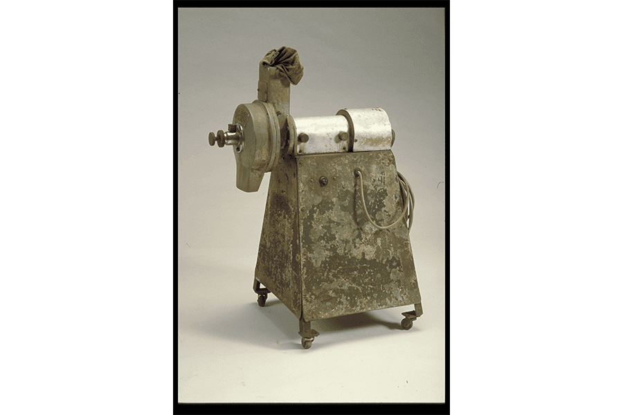 <strong>Coffee grinder<br>
</strong>
1927<br>
2000-03943