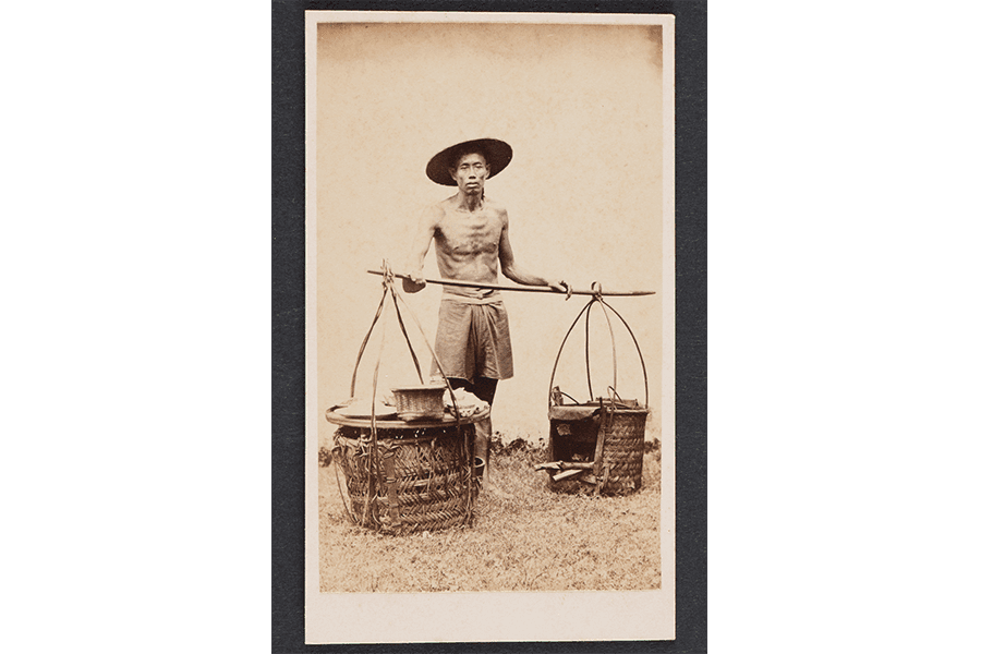 <a href="/Collection-Landing/listing/1324526"><strong>Portrait of a Chinese street hawker</strong></a><br>
1860s<br>
2015-00465