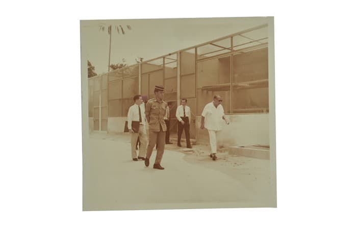 <span>Gambar ini, yang diambil pada 1960-an, menunjukkan Sultan Ismail dari Johor (kanan) bersama Tong Seng Mun (kiri) melawat Taman Burung Jurong bersama Pengerusi Perbadanan Bandar Jurong Woon Wah Siang (dua dari kanan).</span>