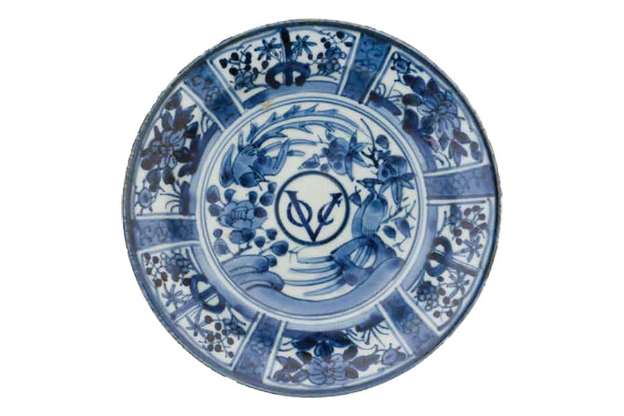 <strong><a href="/stories-landing/stories/the-singapore-story-through-60-objects/networks-through-time/voc-dish/story"><strong>VOC dish, Japan, Arita, late 17th century, porcelain.</strong><br>
Collection of Asian Civilisations Museum.</a></strong>