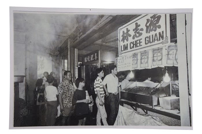 <span>Gambar ini, yang diambil pada tahun 1980-an, merakamkan para pelanggan yang beratur panjang di Lim Chee Guan, yang terus menjadi pemandangan biasa semasa musim perayaan seperti Tahun Baru Cina.</span>
