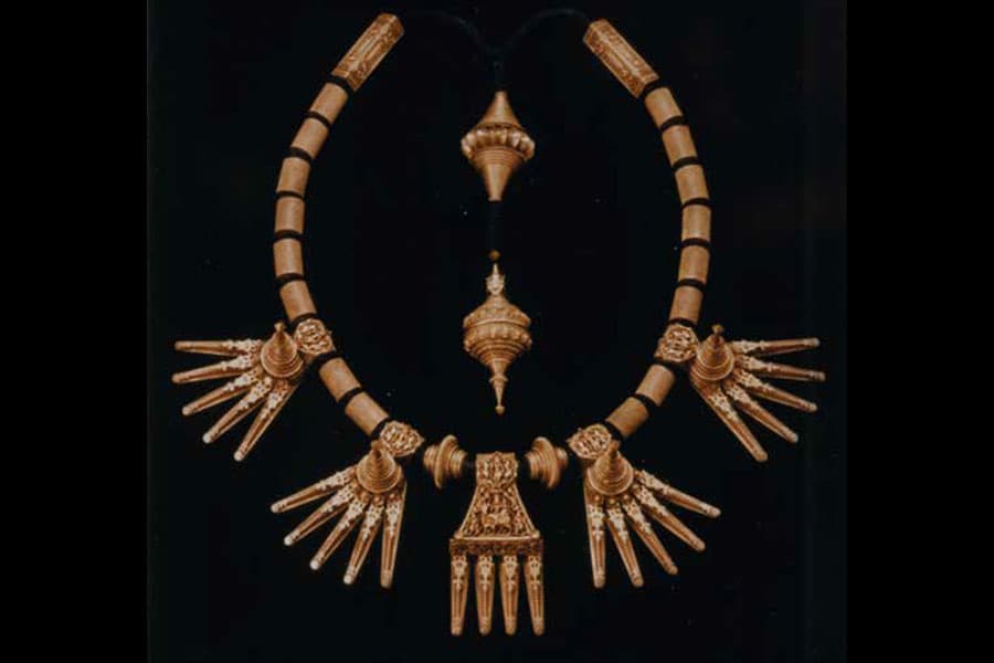 <strong><a href="/stories-landing/stories/the-singapore-story-through-60-objects/community-and-faith/chettiar-marriage-necklace/story"><strong>Chettiar marriage necklace (Thali / Kazhuththu Uru), Chettinad, Tamil Nadu, South India, 19th century.</strong><br>
Collection of Asian Civilisations Museum.</a></strong>