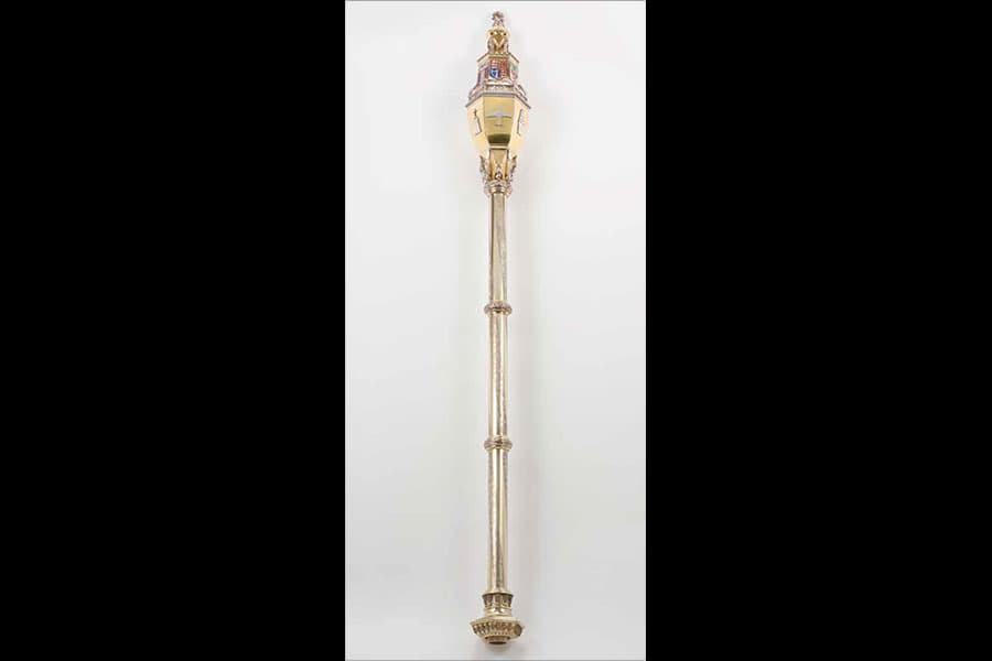 <strong><a href="https://www.roots.gov.sg/Collection-Landing/listing/1108609"><strong>The Mace of the City of Singapore, Singapore, 1953, gold.</strong></a><br>
Collection of the National Museum of Singapore.</strong>