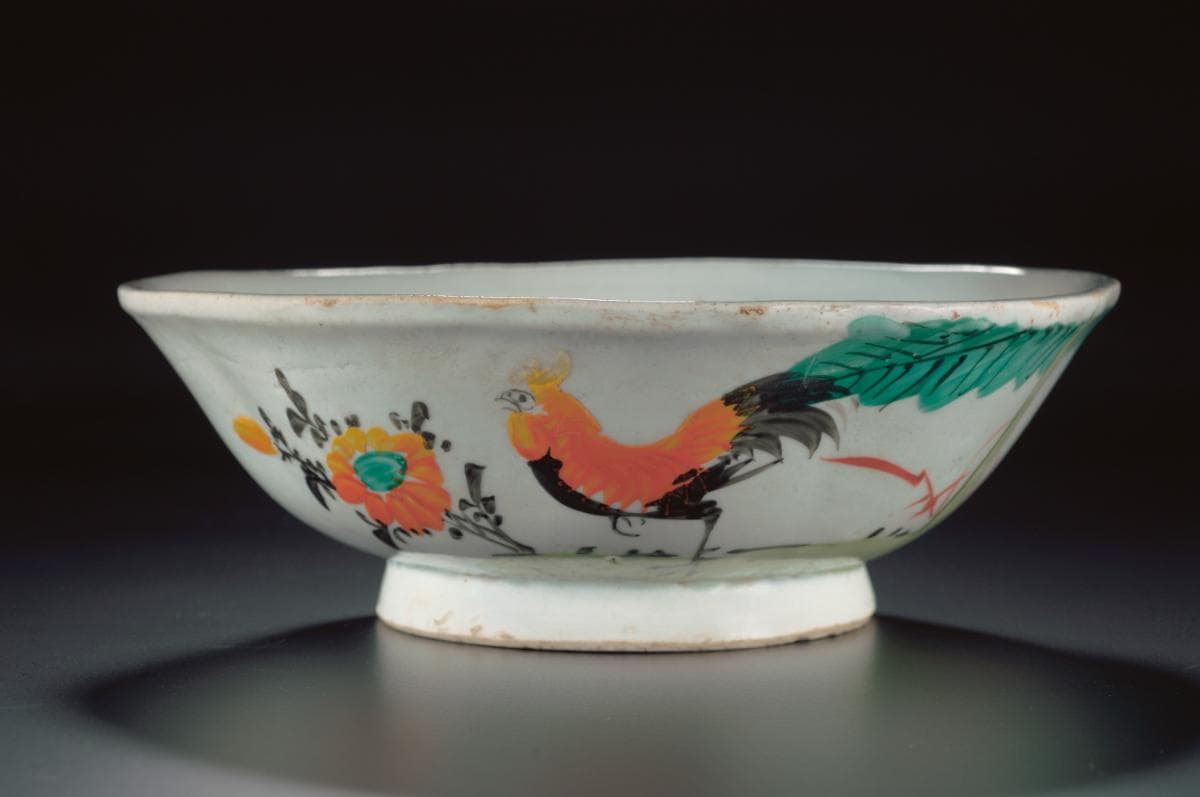 <a href="https://www.roots.gov.sg/Collection-Landing/listing/1060664"><strong>Porcelain bowl with rooster motifs<br>
</strong></a>1970s<br>
2006-01405