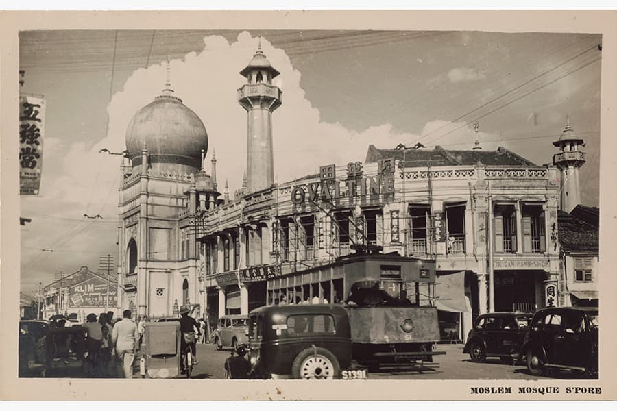 <a href="/assets/001283f8-9361-4d50-9305-d757d05bd795/6-200000600.jpg"><strong>Postcard of Sultan Mosque in Kampong Glam</strong></a><br>
Early-mid 20th century, Singapore<br>
<em>Collection of National Museum of Singapore</em>