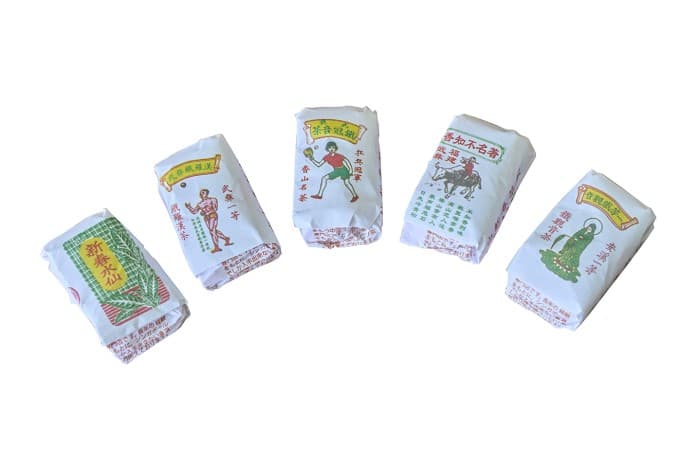 <span>Ini ialah adunan tersendiri Pek Sin Choon dengan perisa Nanyang, dan ia terdiri daripada (dari kiri ke kanan): Sin Choon Shuixian; Wuyi Iron Arhat; Ping Pong Tie Guanyin; Haruman Terkenal yang Tidak Diketahui dan Tie Guanyin Gred 1.</span>