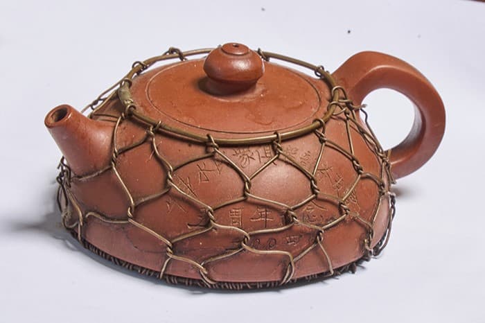 <span>Jaring dawai ini diperbuat dengan tangan oleh seorang tua dalam keluarga sebagai alat untuk memastikan pengagihan haba yang sekata dalam teko semasa membancuh teh.</span>