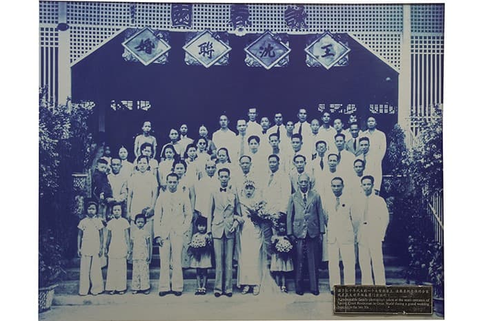 <span>Gambar ini menunjukkan jamuan perkahwinan yang diadakan di Wing Choon Yuen semasa ia terletak di Great World Amusement Park, dan dianggap sebagai tempat yang unggul untuk mengadakan majlis perkahwinan.</span>