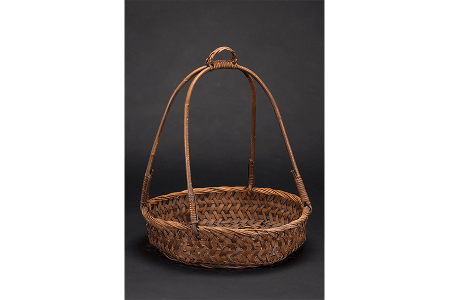 <a href="/Collection-Landing/listing/1137978"><strong>Woven rattan basket</strong><br>
</a>1970s<br>
2006-01661
