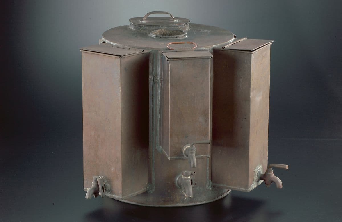 <strong>Brass water boiler<br>
</strong>
1960s<br>
XXXX-04115