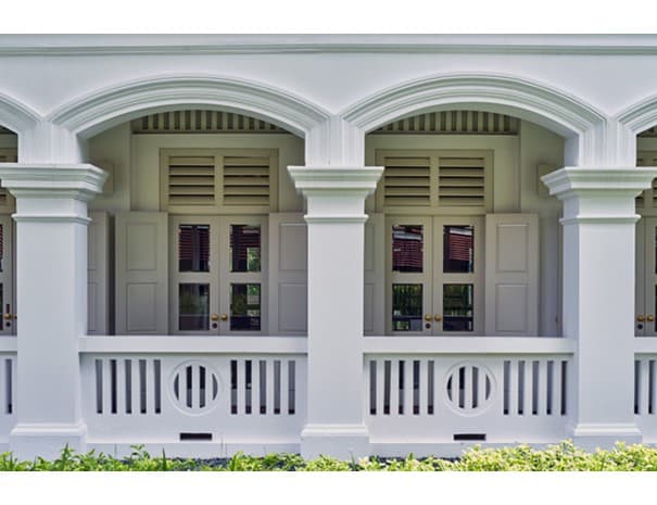 From the late 19th century to the 1960s, accommodations for officers of the British military stood on this site, including four colonial bungalows that are today merged into a hotel development. Blocks 48 and 49 served as a mess and quarters for officers up to the rank of captain, while the manor-like blocks 50 and 51 were reserved for more senior officers.