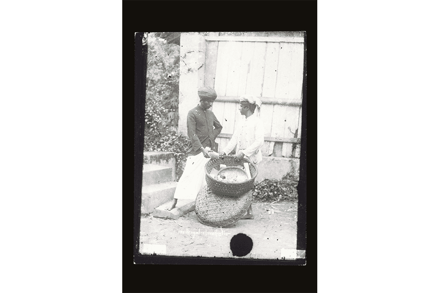 <strong>Image bearing the inscription, &ldquo;188 Bengalee bread seller&rdquo;<br>
</strong><span>Late 19th century<br>
</span><span>XXXX-12899</span>