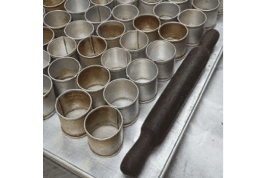 These metal cups were formerly used to make butter cakes.&nbsp;