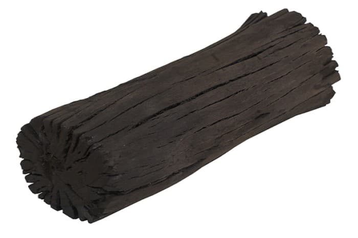<span>Arang digunakan sebagai bahan bakar untuk memanggang hirisan daging separuh kering, yang memberikan bak kwa rasa berasapnya yang tersendiri.</span>