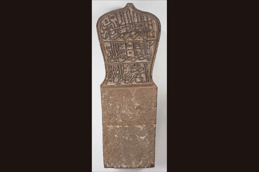 <strong><a href="/stories-landing/stories/the-singapore-story-through-60-objects/networks-through-time/tombstone/story"><strong>Tombstone, Malacca, mid-15th century, stone.</strong><br>
Collection of Asian Civilisations Museum.</a></strong>