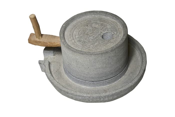 <span>Pengisar batu ini digunakan untuk mengisar kacang tanah, badam dan bijan untuk membuat pes pencuci mulut istimewa Mei Heong Yuen.</span>
