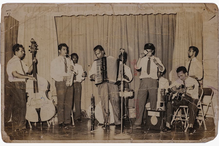 <a href="/assets/19c92b30-5827-4bfa-b612-89ec42d9734c/4a-b173.jpg"><strong>Photograph of Singapore Indian Music Party (SIMP) and the Edmund Appau Family band</strong></a><br>
1940s&ndash;1950s and 1970s, Singapore<br>
<em>Collection of the Family of Edmund Appau</em>