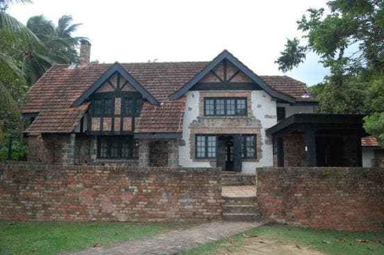 The building now serves as the Chek Jawa Visitor Centre and is located near the Chek Jawa Wetlands in eastern Pulau Ubin.