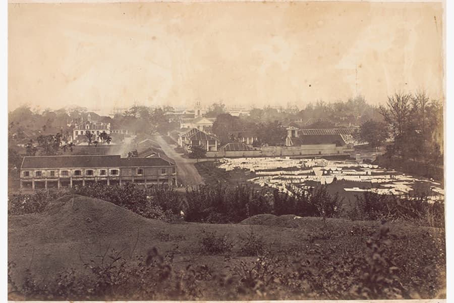 <a href="/assets/9108ee4a-ebf3-4c00-b865-1b7eef2d4d95/11-199300290.jpg"><strong>A photograph of laundry drying at Dhoby Ghaut</strong></a><br>
c.1890, Singapore<br>
<em>Courtesy of National Museum of Singapore</em>