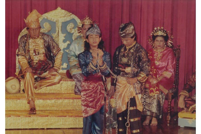<strong><em>Bangsawan </em>(opera) scene, c. 1990s</strong><br>
<em>Kampong Ubi Community Centre Malay Museum Collection, People&rsquo;s Association</em>