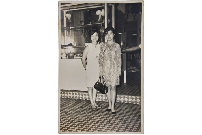 <p style="color: #000000; margin: 0in;"><span>Gambar dari tahun 1960-an ini memaparkan Lee Lai Chan (kiri), ibu kepada pemilik sekarang Jenny Yap, dan seorang saudara di hadapan dapur makanan di luar restoran di 214 Joo Chiat Road.</span>