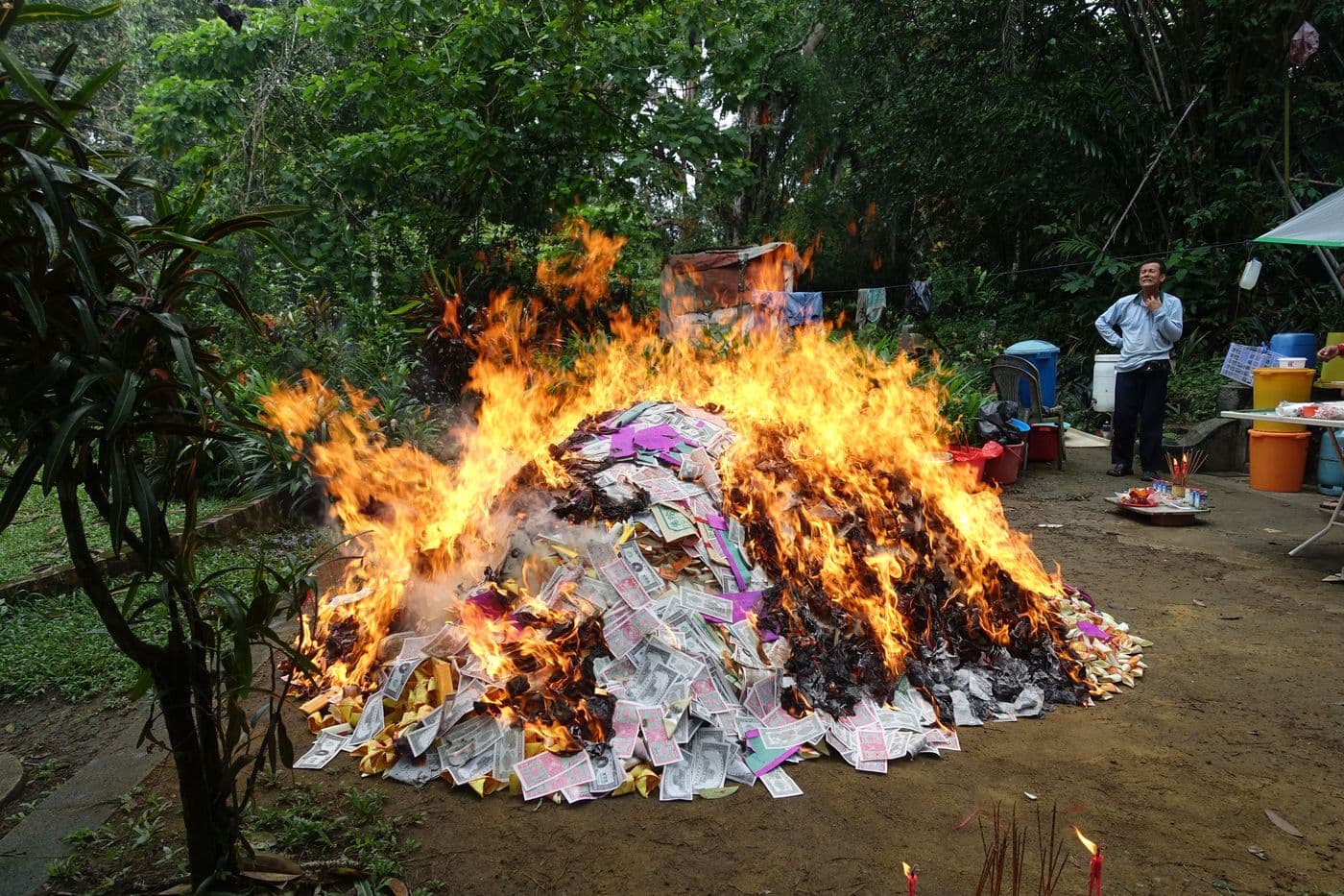 During Qing Ming, paper offerings are burnt for the ancestors. Here, the offerings symbolise money to be used in the afterlife.