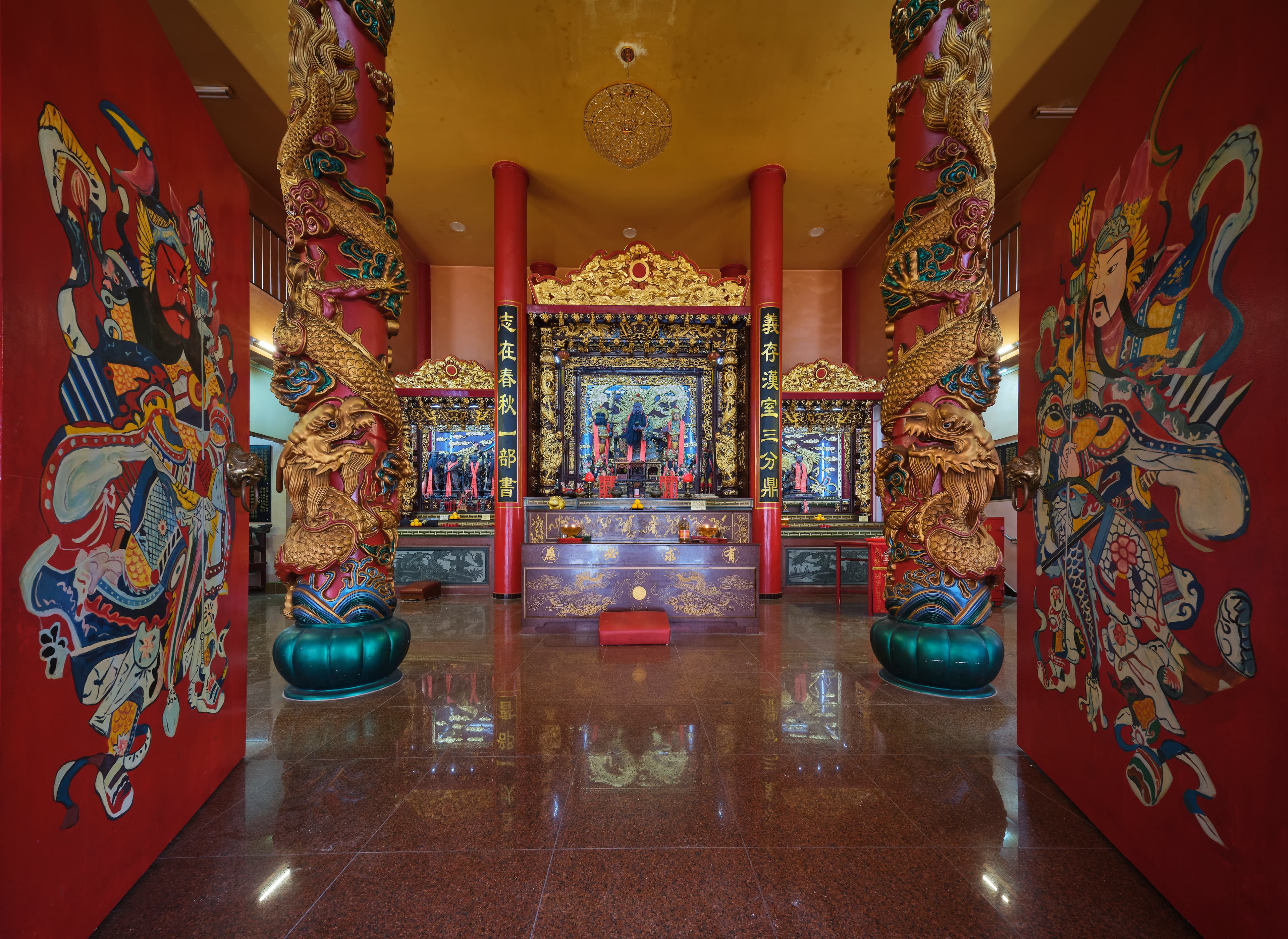 Hong Tho Bilw Temple, also commonly known as Feng Tu Miao, is dedicated to Guan Di Gong, a god of war and wealth. The original temple was built in the 1940s in Kampong Hock Choon.