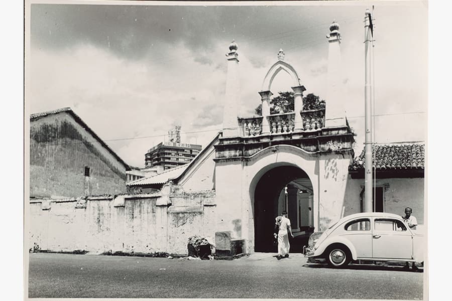 <a href="/assets/82c6d2d0-4122-42da-98db-7996f8fe25e6/1-xxxx13253.jpg"><strong>Abdul Gaffoor Mosque at Dunlop Street</strong></a><br>
20th century<br>
<em>Courtesy of National Museum of Singapore</em>
