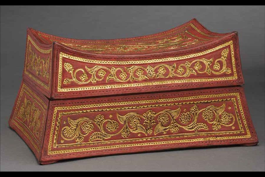 <strong><a href="/stories-landing/stories/the-singapore-story-through-60-objects/community-and-faith/betel-box/story"><strong>Betel box, Riau-Lingga archipelago, mid-19th century, leather, lacquer, gold.</strong><br>
Collection of Asian Civilisations Museum.</a></strong>
