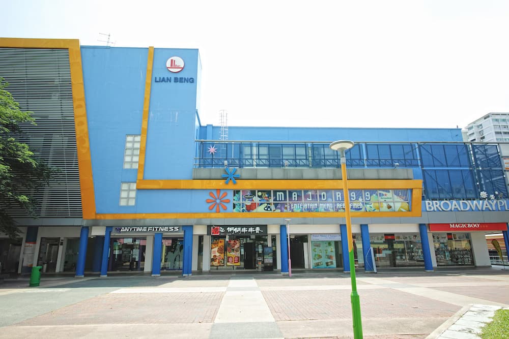While younger residents of Ang Mo Kio know the building as Broadway Plaza, older residents may remember it as Broadway Cinema—the first in a group of four cinemas that operated in Ang Mo Kio.