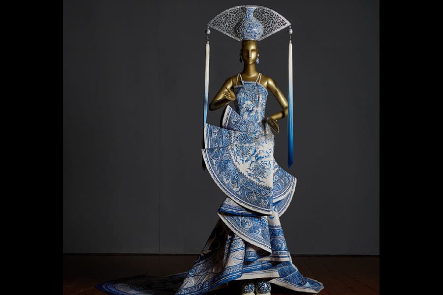 <strong><a href="/assets/065773af-c409-4839-a205-39ca22b6896e/blue-and-white-porcelain.jpg" target="_blank">青花瓷 (Blue-and-white porcelain)</a></strong>