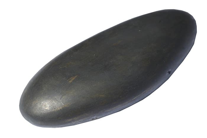 <span>Batu uji ini digunakan untuk memastikan ketulenan emas dan perak dengan mengikis kepingan barang kemas pada batu dan memeriksa warna sisa (lebih kuning sisa, lebih tinggi ketulenannya).</span>