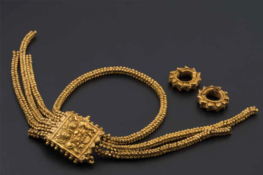 <strong><a href="/stories-landing/stories/the-singapore-story-through-60-objects/networks-through-time/majapahit-gold/story"><strong>Javanese style gold jewellery discovered at Bukit Larangan (Fort Canning Hill), also known as the "Majapahit Gold", Singapore, 14th century.</strong><br>
Collection of the National Museum of Singapore.</a></strong>
