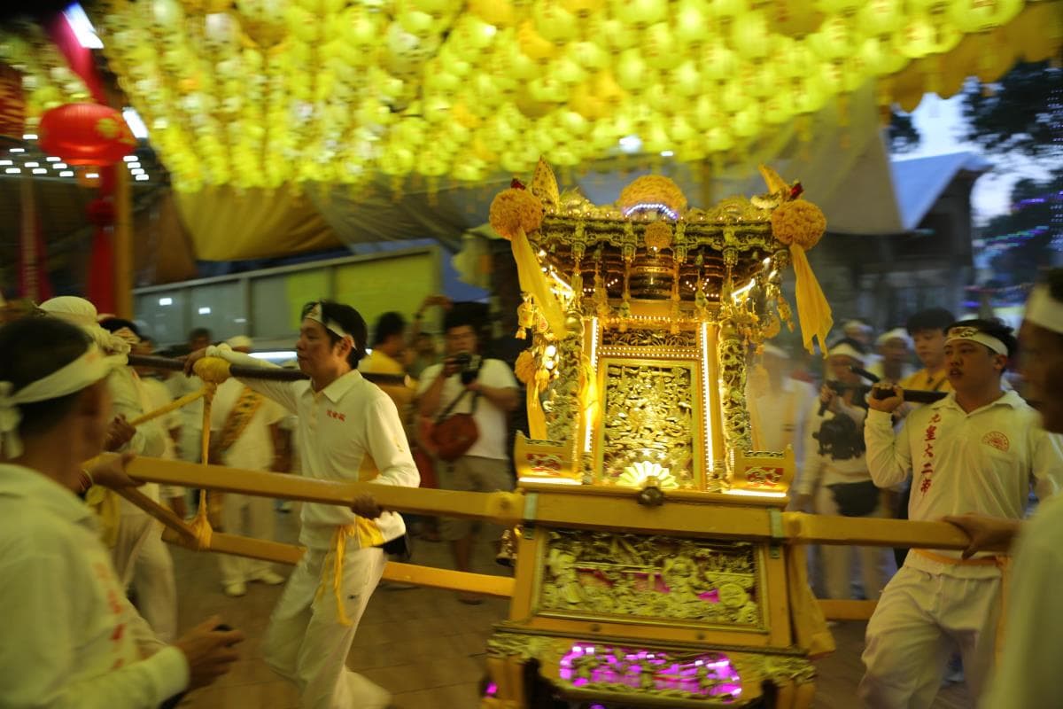 Devotees carrying the Nine Emperor God sedan chair visiting the Feng Shan Gong temple. (Credit: Nine Emperor Gods Festival Documentation Team 九皇文化计划)