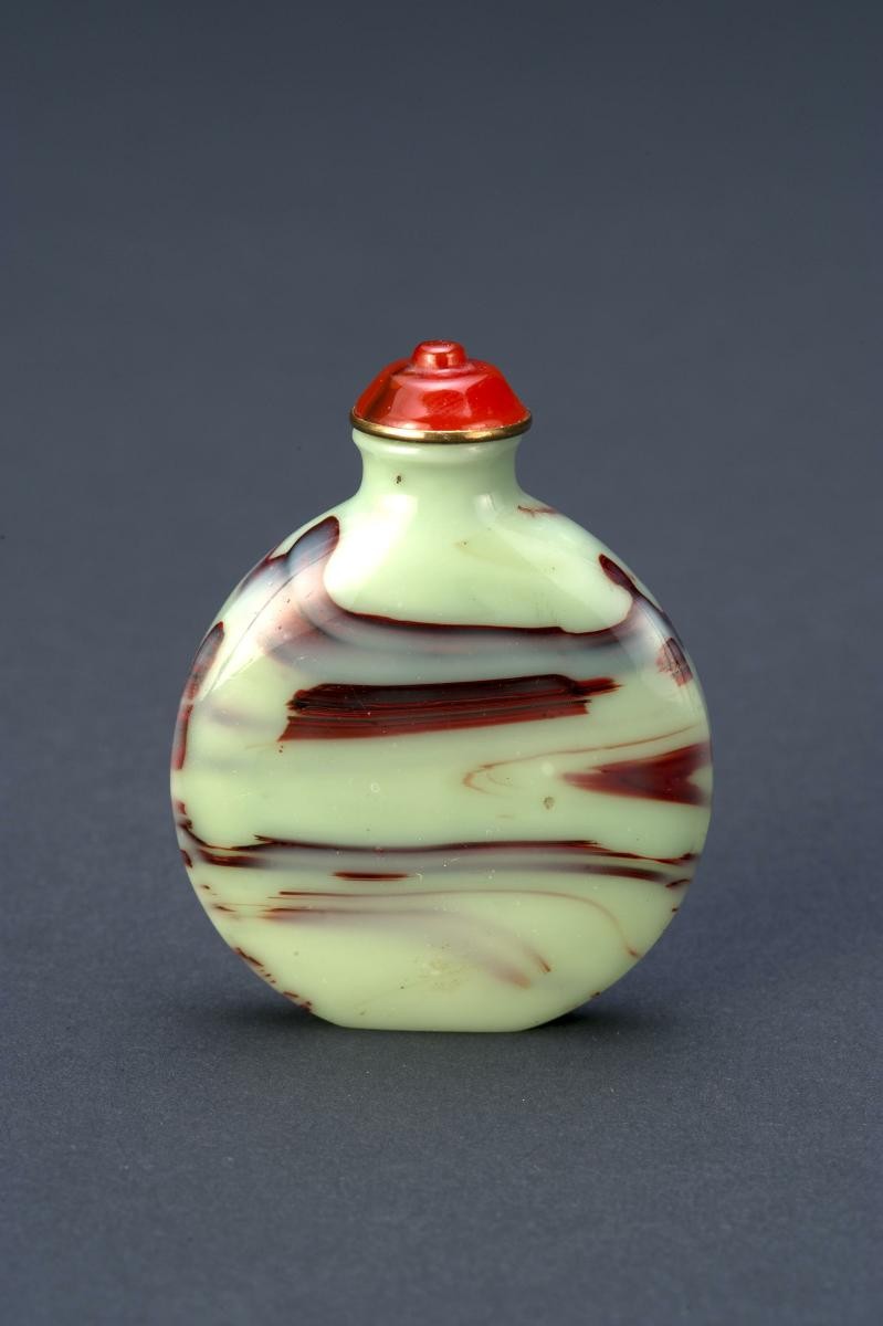 Red-streaked snuff bottle