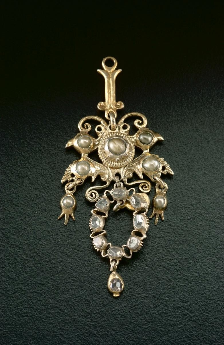 Headdress finial