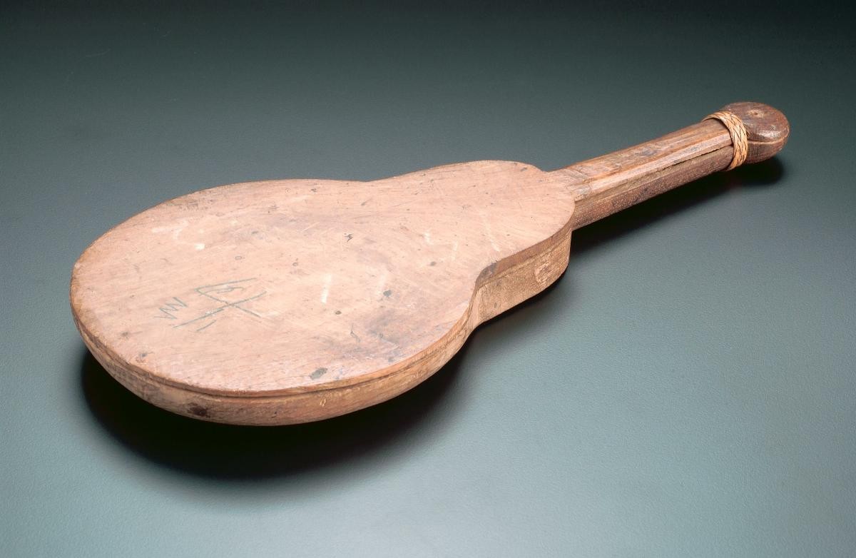 Box containing a Traditional Chinese Medicine weighing scale