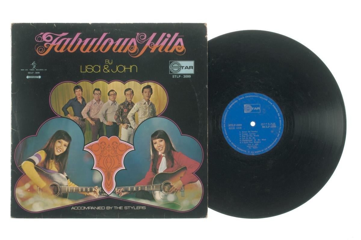 ‘Fabulous Hits by Lisa and John’ accompanied by live band The Stylers, STLP-3099