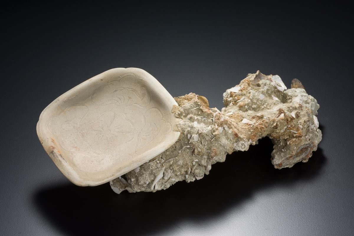 Square dish with incised decoration and coral enrusted
