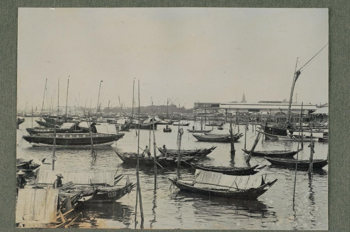 ‘Twakow’ lighter vessels and ‘sampan’ boats at the mouth of the Singapore River