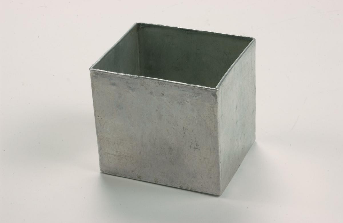 Metal container used in the preparation of 'kueh tutu'