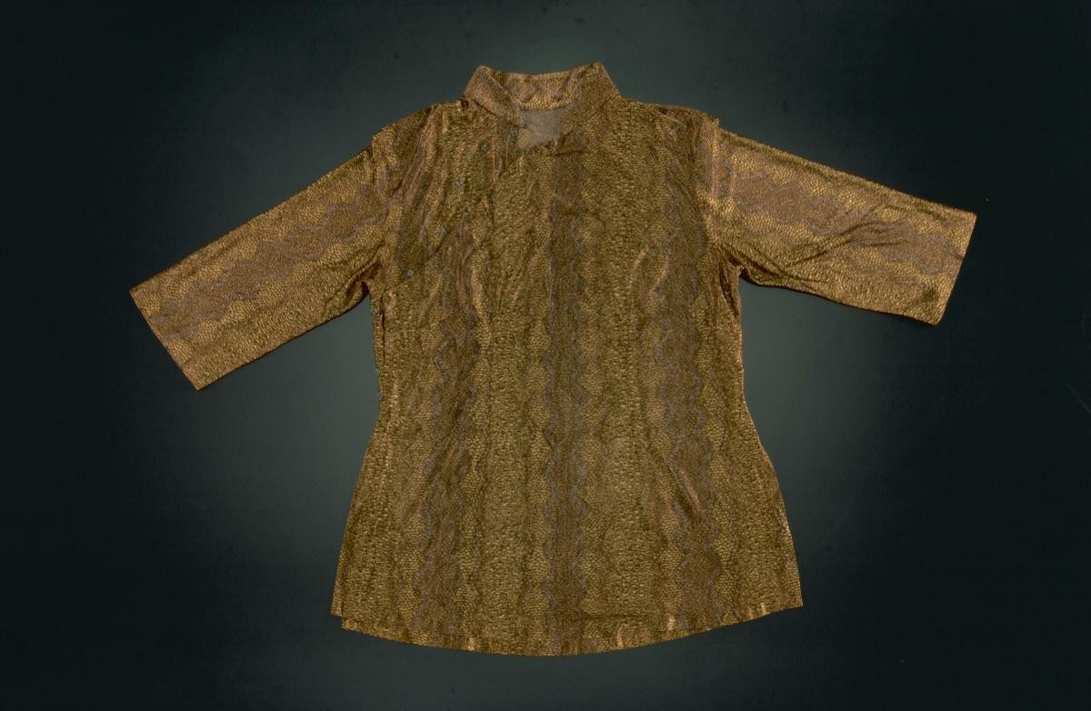 A jacket-blouse with snakeskin prints