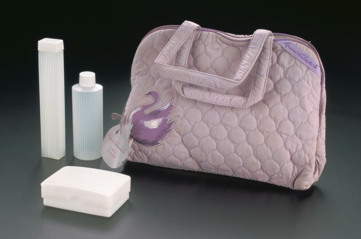 A set of Gloria Vanderbilt toiletry bag (including 2 plastic bottles and a soap box)
