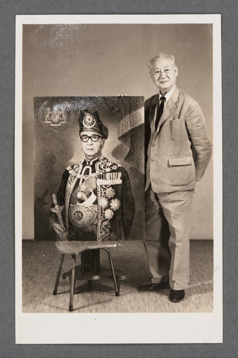 Photograph of Low Kway Song with portrait of Sultan Ismail Nasiruddin Shah