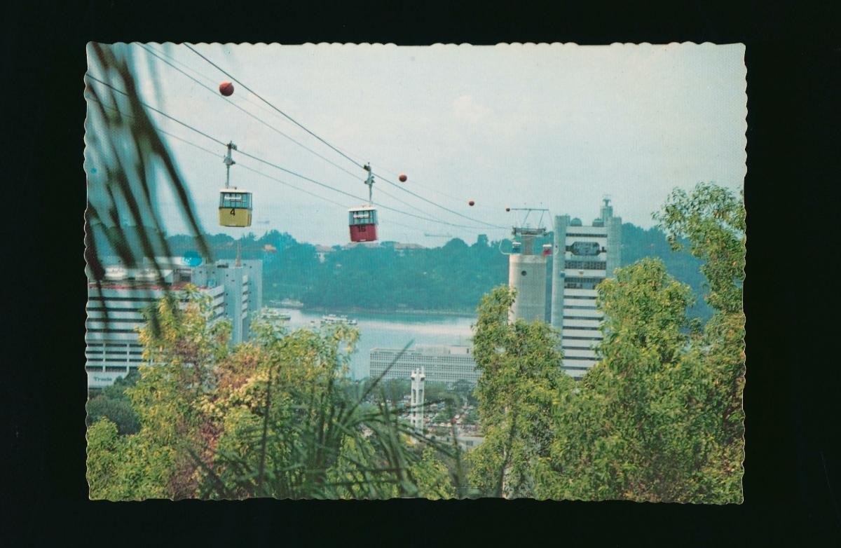 Sentosa cable cars travelling between Mount Faber and Jardine Steps stations