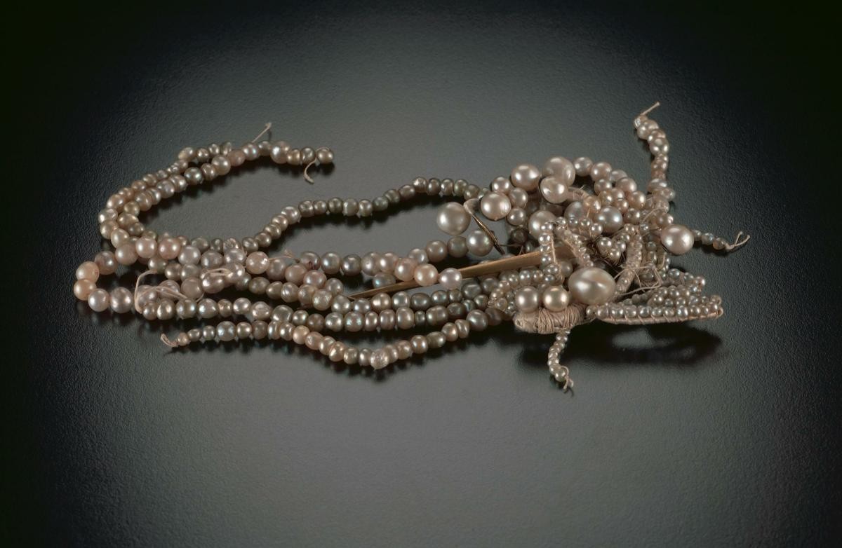 Pearl headdress belonging to Mdm. Violet Woo